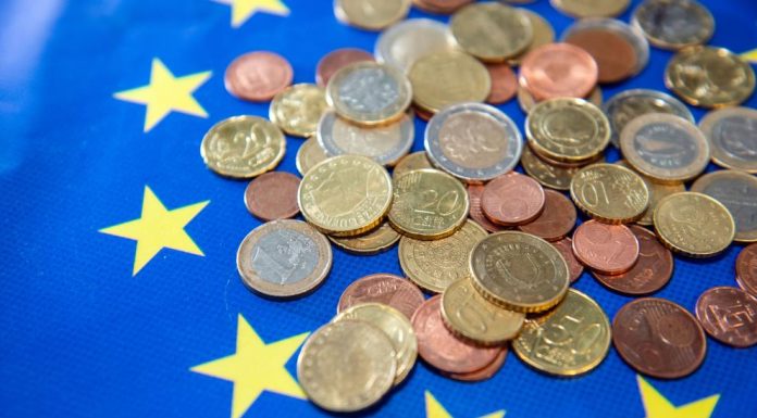 Euro a scăzut ușor în raport cu leul, spărgând șirul recordurilor istorice depășite zilnic din începând din 30 aprilie