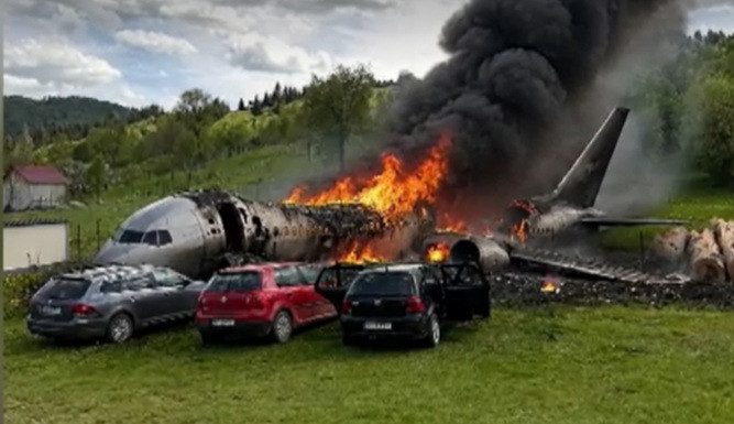 Panică în Neamț după o bubuitură puternică și imagini false cu un avion în flăcări generate cu AI. Oamenii au sunat la 112