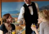 Ajuți chelnerii să strângă masa? Psihologii spun că acest obicei spune multe despre tine