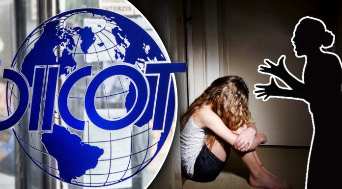 O copilă de 15 ani filmată în timp ce era violată de doi indivizi, terorizată de mama unuia dintre agresori: „Te tai pe față!”