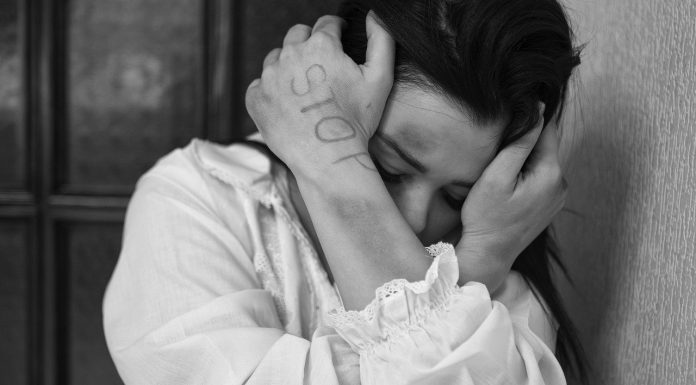 Bătută cu ranga peste picioare, o femeie din Iași a cerut clemență pentru agresor, nimeni altul decât soțul ei