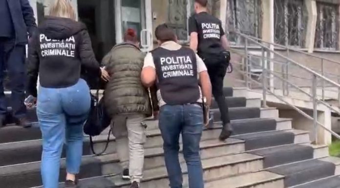 Botoşani: Femeie reţinută după ce a sesizat, în mod nereal, că a fost abordată pe stradă de un necunoscut îmbrăcat în poliţist/ Ea ar fi încercat să justifice astfel în faţa familiei lipsa sumei de 60 de lei