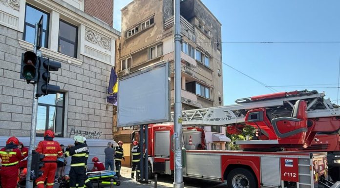 Apartament în flăcări în Capitală. O persoană e inconștientă