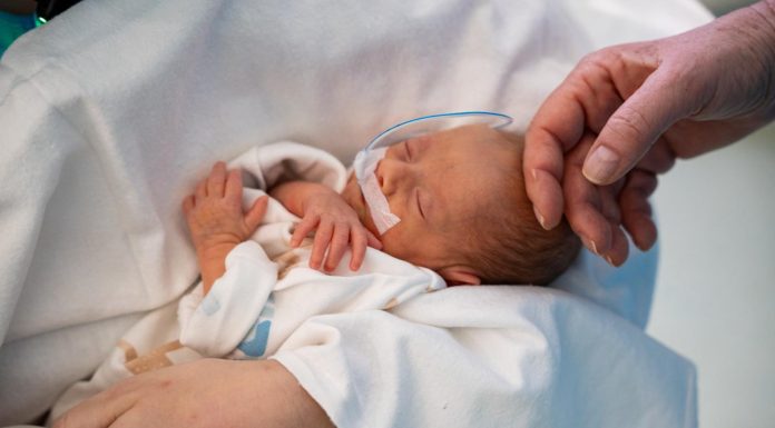 Salvaţi Copiii: Rata mortalităţii infantile a crescut din nou în România, după zece ani de relativă stagnare. România, printre statele UE cu cel mai mic procent alocat sănătăţii publice – FOTO