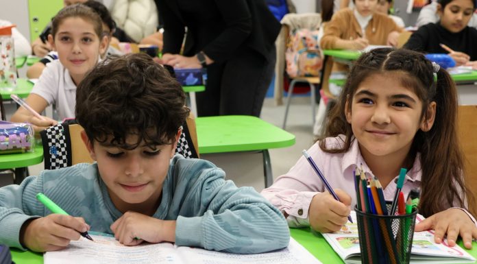 Salvaţi Copiii: Unu din trei copii îşi doreşte mai mult timp cu familia şi mai multe ore petrecute în aer liber. Aproape jumătate vor mai mult timp pentru somn. 62% dintre copii petrec online trei ore sau mai mult – FOTO