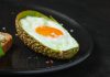 Cât de sănătoasă este o masă cu avocado și ouă. Greșeala pe care o facem când încercăm să reducem din calorii