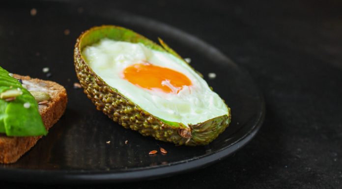 Cât de sănătoasă este o masă cu avocado și ouă. Greșeala pe care o facem când încercăm să reducem din calorii