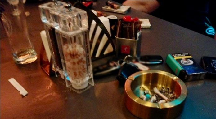 Amenzi pe Bulevardul Decebal din Capitală. În zeci de restaurante fumatul era „practică uzuală”