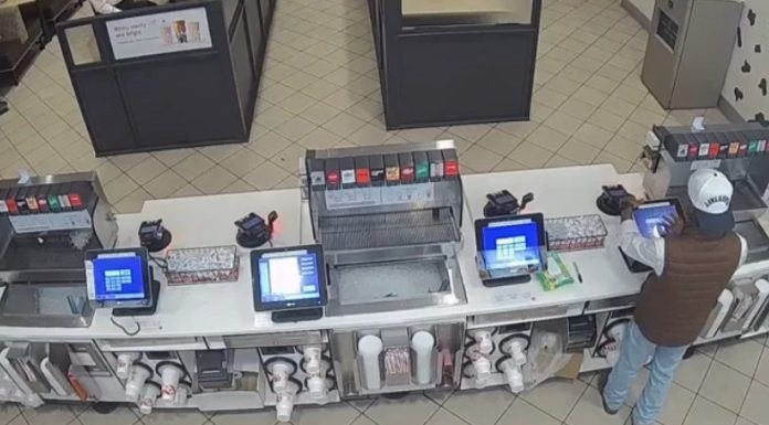 Angajatul unui fast-food, acuzat că a furat 80.000 de dolari într-o schemă bizară cu macaroane cu brânză. Cum ar fi procedat