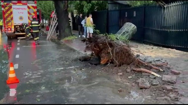 Ploile au lovit în rafale jumătate de țară și au provocat inundații în mai multe județe. În Iași, străzile au fost inundate