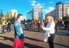 Primul incident la mitingul pro-Bolojan. Un bărbat în fustă, gonit de ceilalți manifestanți: Pleacă de aici! Aici sunt oameni normali