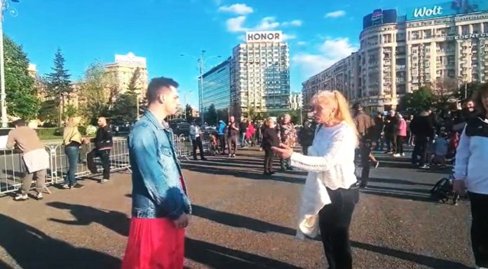 Primul incident la mitingul pro-Bolojan. Un bărbat în fustă, gonit de ceilalți manifestanți: Pleacă de aici! Aici sunt oameni normali