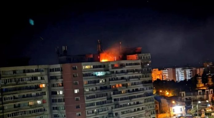 Dronă prăbuşită la Galaţi – Alimentarea cu curent a scării afectate a fost reluată / Se lucrează pentru alimentarea cu gaz / Locatarii se pot întoarce în imobil, mai puţin cei din apartamentul afectat, care oricum sunt încă în spital