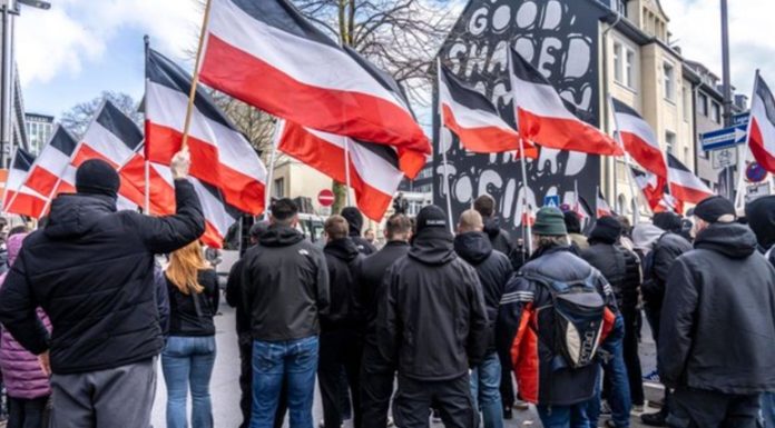 Percheziţii în 12 landuri din Germania vizând grupări de tineri infractori neonazişti apărute recent, care se organizează pe reţele de socializare şi atacă stânga şi persoane pe care le cred pedofile, pe care le bat cu brutalitate