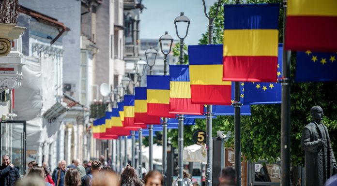 Euro rămâne relativ stabil în ziua negocierilor pentru premier, după presiunea uriașă pe leu de la începutul crizei politice
