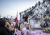 Superofertă în Iran: Spui ”da” și mori. Căsătorii în masă transmise la postul public, mirii jură să se sacrifice în război