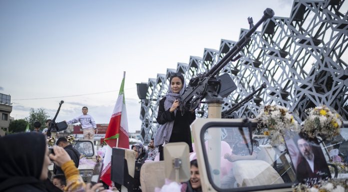 Superofertă în Iran: Spui ”da” și mori. Căsătorii în masă transmise la postul public, mirii jură să se sacrifice în război