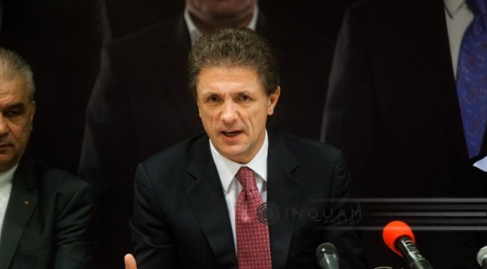 Ultraşii Farului, mesaj dur pentru Popescu ş i Chiţac: Dacă nu reuşiţi să vă treziţi, măcar aveţi onoarea să plecaţi / Gheorghe Popescu: Nu am fugit niciodată de responsabilitate şi nu mă voi ascunde nici acum