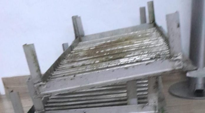 Două persoane, prinse furând grătarele metalice din componenţa unei fântâni arteziene din Râmnicu Vâlcea