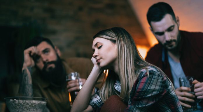 Ce spune psihologia despre oamenii care pleacă de la petreceri fără să-și ia rămas bun