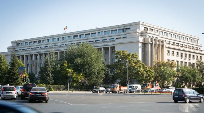 Revoltă printre angajații de la Guvern, Bolojan acuzat de dublă măsură pentru că urcă salariile la Romgaz: Noi suntem demonizați public!
