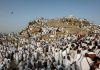 Credincioşi musulmani se roagă pe Muntele Arafat, o etapă-far a marelui pelerinaj de la Meca, la o temperatură de 45°C