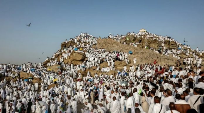 Credincioşi musulmani se roagă pe Muntele Arafat, o etapă-far a marelui pelerinaj de la Meca, la o temperatură de 45°C