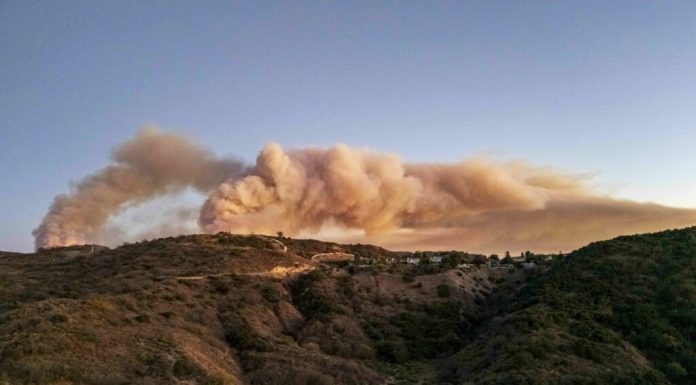 Peste 17.000 de persoane au fost evacuate din California în urma incendiilor de vegetație