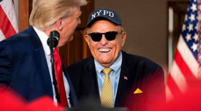 Un fost consilier al lui Donald Trump, supranumit „primarul Americii”, a fost dus la spital în stare critică