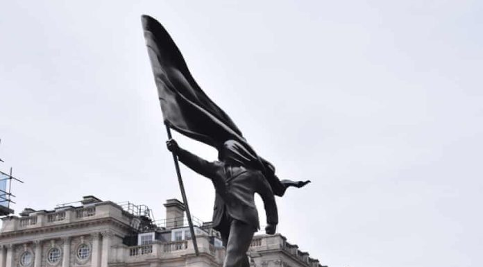 Noua statuie a lui Banksy din Londra face valuri. Care este mesajul pe care celebrul artist anonim vrea să îl transmită
