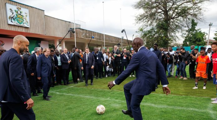 Meci „amical“ la Nairobi. Emmanuel Macron joacă fotbal cu președinții din Senegal și Kenya