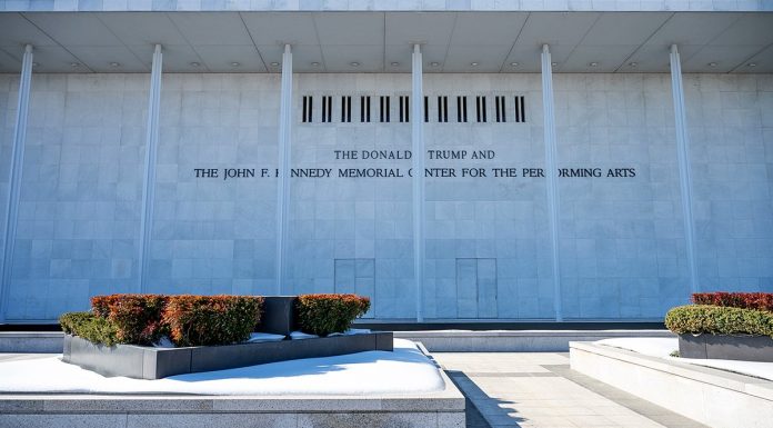Un judecător dispune ca Centrul Kennedy din Washington DC să elimine numele lui Trump de pe clădire. Cum a reacționat președintele american