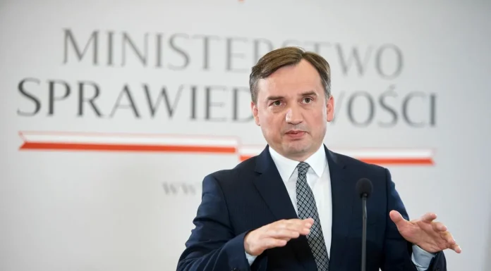 Polonia vrea extrădarea fostului ministru al Justiției, Zbigniew Ziobro, care a fugit în SUA și s-a angajat în presă, deși încă este deputat
