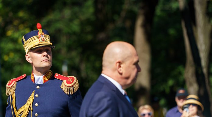 Matematica demiterii: Cum s-au subţiat rândurile susţinătorilor moţiunii PSD-AUR-PACE înainte de votul de marţi. Reuşesc partidele din arcul guvernamental să întoarcă rezultatul care părea decis?/ Politolog: Bolojan poate ieşi învingător din „înfrângere”
