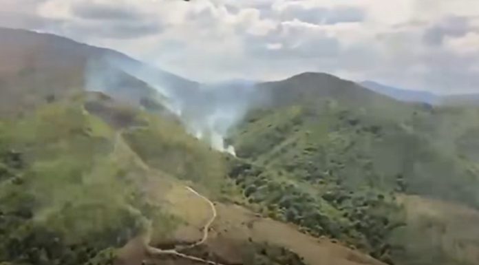 Caraş Severin: Incendiu vegetaţie uscată şi păşune împădurită, în comuna Slatina-Timiş, într-o zonă greu accesibilă. Intervin zeci de pompieri, dar şi un elicopter dotat cu sistem de stingere – FOTO, VIDEO