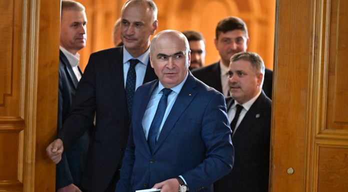 FT: Căderea guvernului român a spulberat unul dintre ultimele „ziduri de protecție” ale Europei împotriva extremei drepte