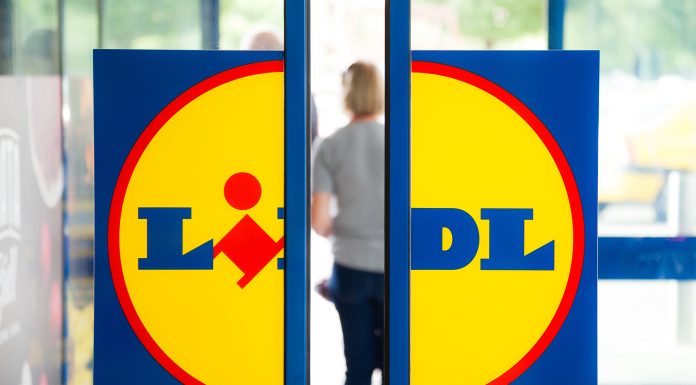 FOTO Lidl anunță că începe să vândă, pe fondul creșterii prețurilor la energie, și unități de stocare de energie solară, după ce a lansat panouri fotovoltaice pentru balcon. Ofertă deocamdată în Germania