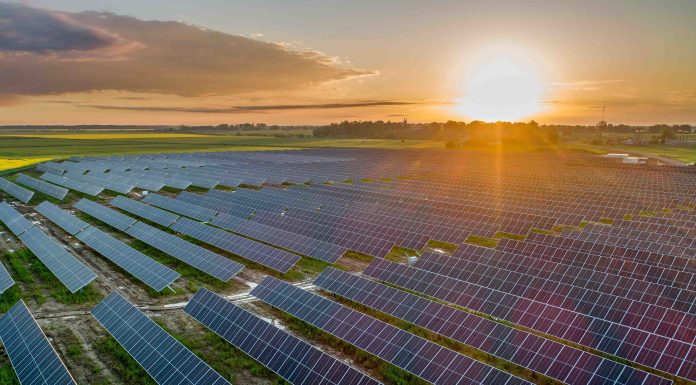 Investiție în energie, tranzacție cu ″regele eolienelor″. Electrica SA a semnat contract de construire a unui parc fotovoltaic cu stocare în Bihor, proiect cumpărat de la ″regele eolienelor″