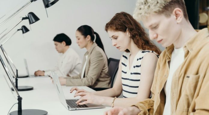 Eurostat: Românii lucrează în medie 38,2 zile pe săptămână, peste media europeană