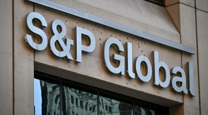 Agenția de rating S&P Global avertizează: Colapsul coaliției de guvernare din România riscă să blocheze negocierile pentru bugetul din 2027