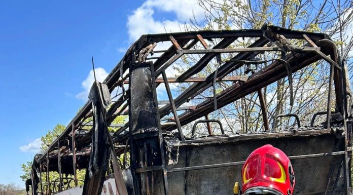 UPDATE – Tulcea: Un autocar în care se aflau 27 de persoane a luat foc/ Nimeni nu a fost rănit