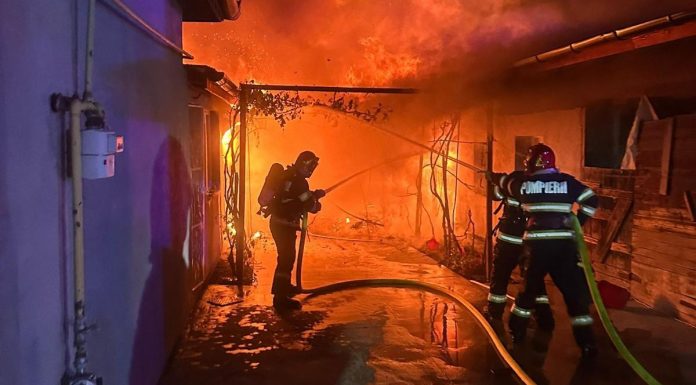 Bihor: Incendiu violent la o gospodărie din Marghita: proprietarul, rănit în timp ce încerca să stingă focul/ Avertismentul pompierilor – FOTO