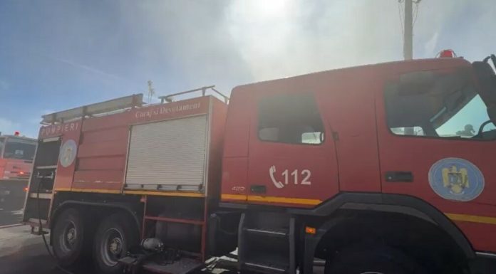 Incendiu într-un apartament din Câmpina. O femeie a fost găsită, inconștientă de pompieri și a fost transportată la spital