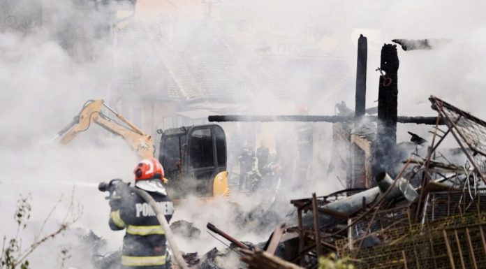 ISU Sibiu: Un detaliu minor poate duce la o tragedie. De la ce a pornit incendiul în care trei locuințe au ars