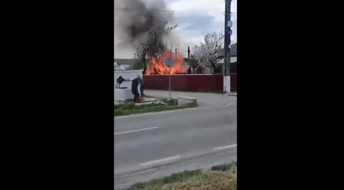Incendiu puternic, la o locuință din județul Botoșani. A existat pericol de explozie pentru că în incintă se afla și un centru de vânzare a buteliilor