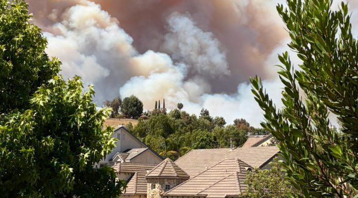 Incendiu violent lângă Los Angeles. Flăcările avansează rapid spre zonele locuite. S-au emis ordine de evacuare într-un oraș cu 100.000 de locuitori