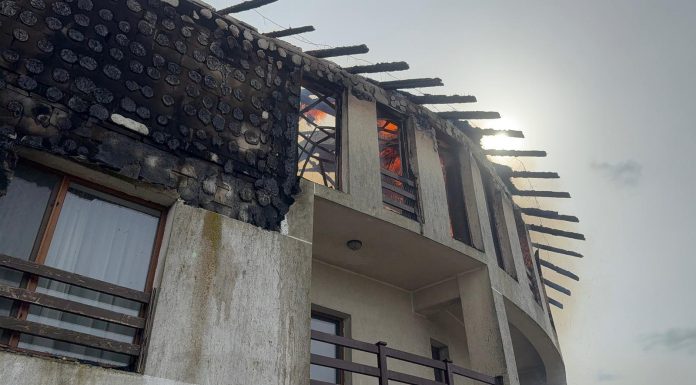 Tulcea: Incendiul care a afectat două pensiuni din Murighiol, stins/ Focul ar fi pornit, cel mai probabil, de la un coş de fum defect