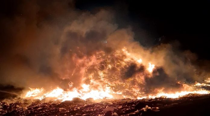 Alertă în Oradea din cauza fumului de la incendiul de la groapa de gunoi