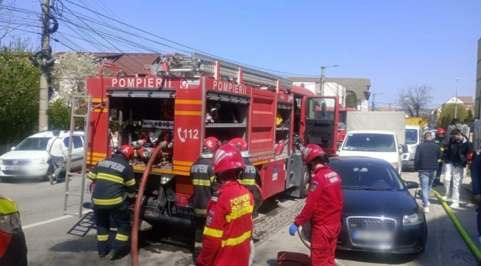 Un grajd de cai, un depozit de furaje și un parc auto în flăcări în Buzău