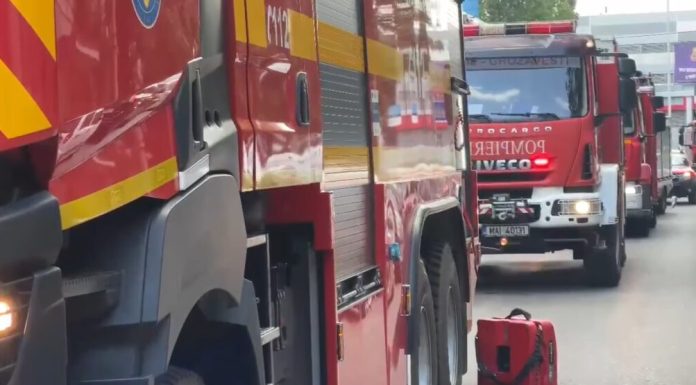 Incendiu la o saună din Iași. Pompierii intervin pentru a împiedica propagarea focului la o cabană turistică